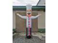 naduvnaia-figura-povar-s-masushhei-rukoi-small-3