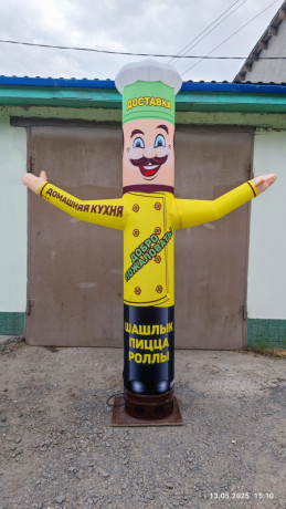 naduvnaia-figura-povar-s-masushhei-rukoi-big-0